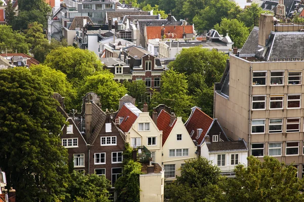 Amsterdam, Pays-Bas, le 10 juillet 2014. Une vue de la ville depuis une plate-forme d'enquête de Westerkerk — Photo