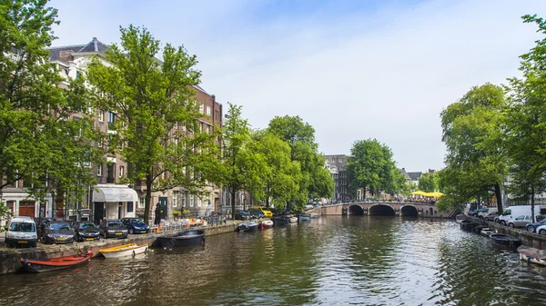 Amsterdam, Nederland, op 10 juli 2014. typisch stedelijke weergave met oude gebouwen aan de oever van het kanaal — Stockfoto