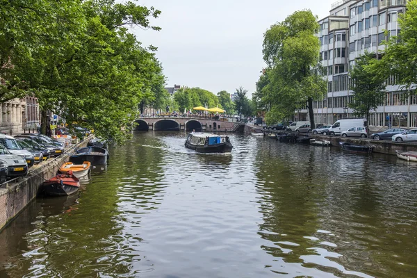 Amsterdam, Netherlands, on July 10, 2014. Typical urban view with old buildings on the bank of the channel — Stock Photo, Image