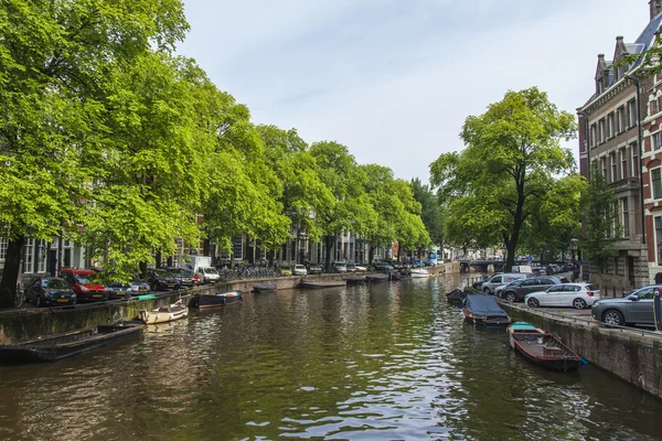 Amsterdam, Nizozemsko, na 10 července 2014. typický městský pohled se starými budovami na břehu kanálu — Stock fotografie