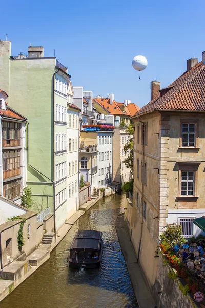 Praha, Česká republika, 10 července 2010. pohled na nábřeží řeky chertovka — Stock fotografie