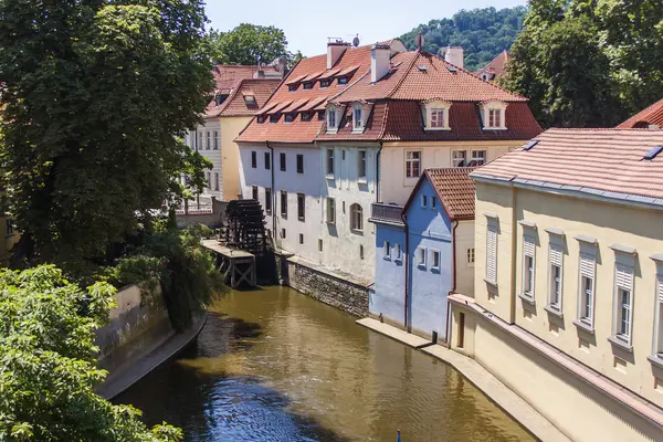 Praag, Tsjechische Republiek, op 10 juli 2010. weergave van chertovka rivier embankment — Stockfoto