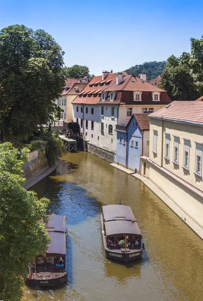 Praha, Česká republika, 10 července 2010. pohled na nábřeží řeky chertovka — Stock fotografie