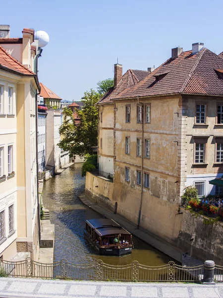 Prag, Tjeckien, den 10 juli, 2010. Visa i chertovka floden vallen — Stockfoto