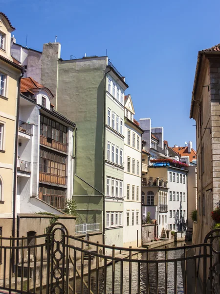 Prague, République tchèque, le 10 juillet 2010. Vue du remblai de la rivière Tchertovka — Photo