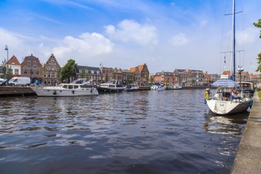 Haarlem, Hollanda-11 Temmuz 2014 tarihinde. tipik kentsel görünümü ile kanal kıyısında eski binalar. evleri su yansıması