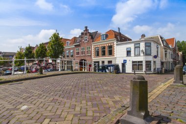 Haarlem, Hollanda-11 Temmuz 2014 tarihinde. kanal kıyısında eski binalar ile tipik bir kentsel görünümü.