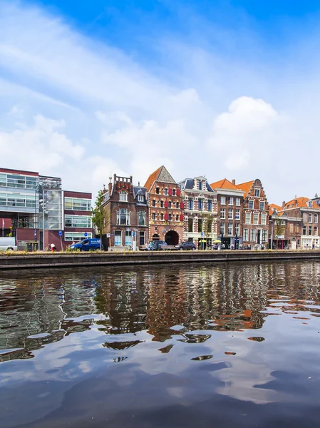 Haarlem, Nizozemsko, na 11 července 2014. typický městský pohled se starými budovami na břehu kanálu. — Stock fotografie