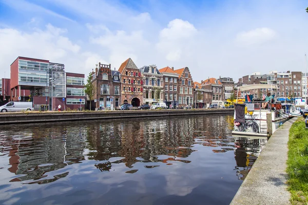 Haarlem, Paesi Bassi, l '11 luglio 2014. Tipica vista urbana con vecchi edifici sulla riva del canale. Riflessione delle case in acqua — Foto Stock