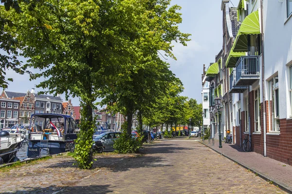 Haarlem, Holanda, em 11 de julho de 2014. Uma vista urbana típica com edifícios antigos na margem do canal . — Fotografia de Stock