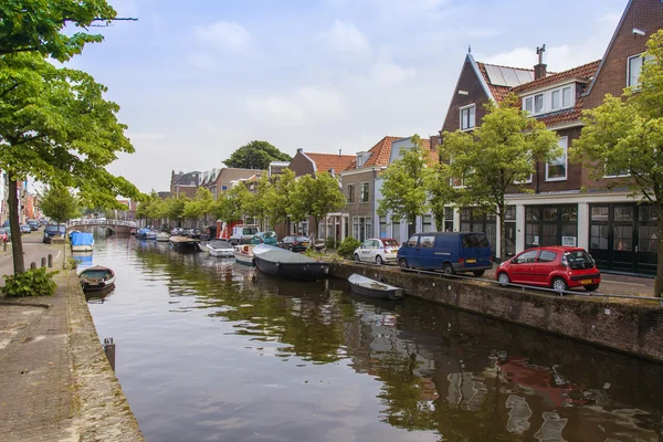 Haarlem, Nizozemsko, na 11 července 2014. typický městský pohled se starými budovami na břehu kanálu. — Stock fotografie