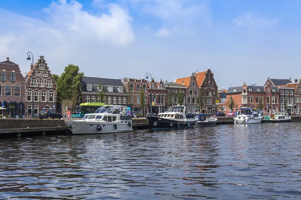 Haarlem, Nizozemsko, na 11 července 2014. typický městský pohled se starými budovami na břehu kanálu. odraz domů ve vodě — Stock fotografie