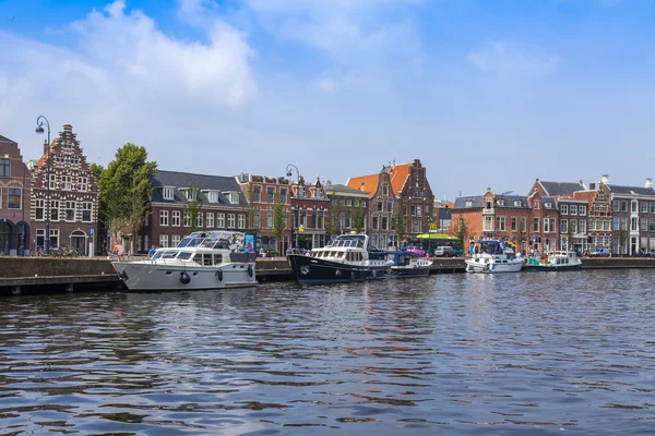 Haarlem, Nederland, op 11 juli 2014. een typisch stedelijke weergave met oude gebouwen aan de oever van het kanaal. — Stockfoto