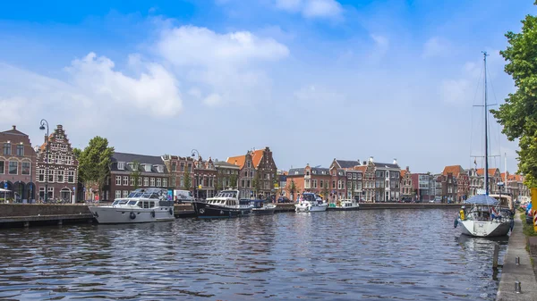 Haarlem, Holanda, em 11 de julho de 2014. Uma vista urbana típica com edifícios antigos na margem do canal . — Fotografia de Stock