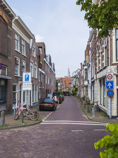 Haarlem, Países Bajos, 11 de julio de 2014. Una típica vista urbana con edificios antiguos a orillas del canal . — Foto de Stock