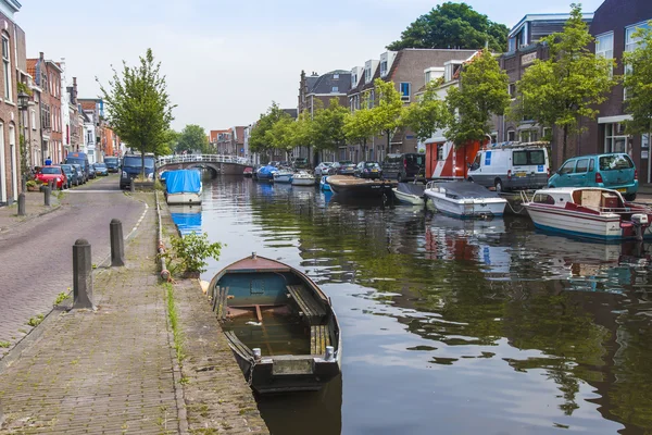 Haarlem, Niederlande, am 11. Juli 2014. Typische Stadtansicht mit alten Gebäuden am Ufer des Kanals. Spiegelung von Häusern im Wasser — Stockfoto