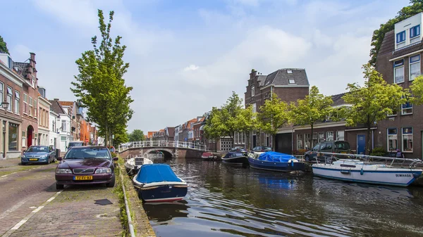 Haarlem, Nederländerna, den 11 juli 2014. typiska urbana vy med gamla byggnader på packa ihop av kanalen. reflektion av hus i vatten — Stockfoto