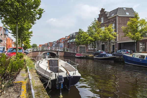 Haarlem, Nederländerna, den 11 juli 2014. en typisk urban vy med gamla byggnader på packa ihop av kanalen. — Stockfoto