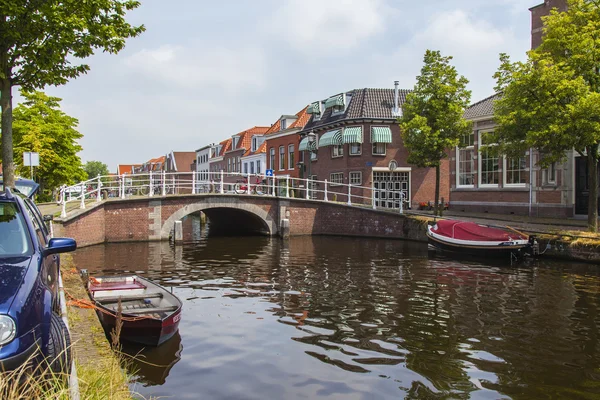 Haarlem, Países Bajos, 11 de julio de 2014. Una típica vista urbana con edificios antiguos a orillas del canal . —  Fotos de Stock