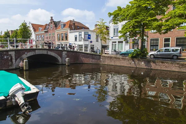 Haarlem, Nizozemsko, na 11 července 2014. typický městský pohled se starými budovami na břehu kanálu. — Stock fotografie