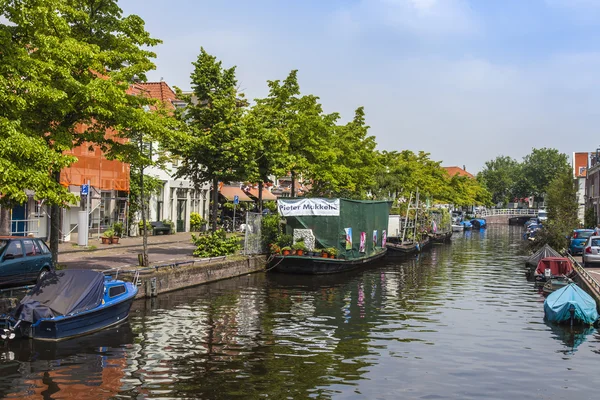 Haarlem, Niederlande, am 11. Juli 2014. Typische Stadtansicht mit alten Gebäuden am Ufer des Kanals. Spiegelung von Häusern im Wasser — Stockfoto