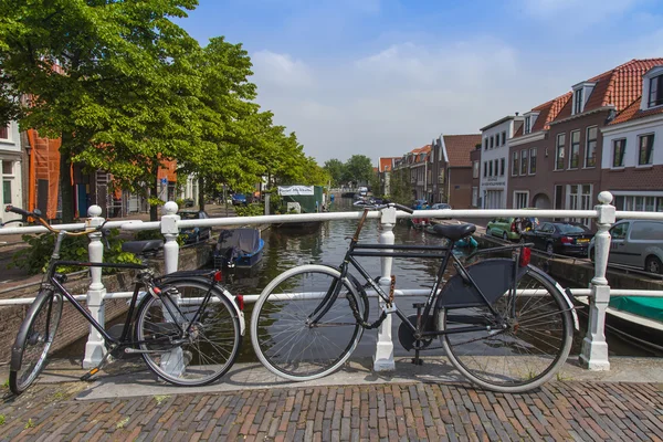 Haarlem, Niederlande, am 11. Juli 2014. eine typische Stadtansicht mit alten Gebäuden am Ufer des Kanals. — Stockfoto