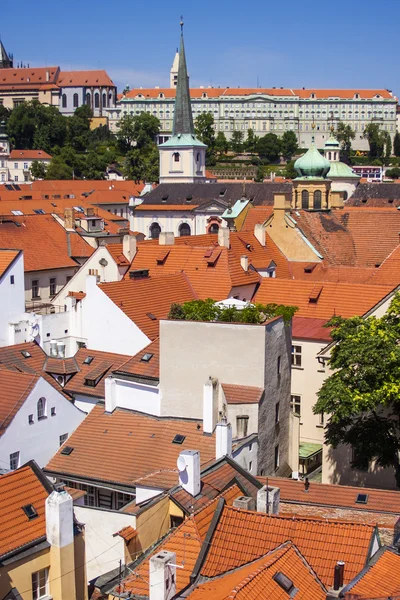 Praag, Tsjechische Republiek, op 10 juli 2010. uitzicht over de stad van een enquête-platform — Stockfoto