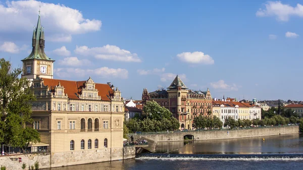 Prague, Çek Cumhuriyeti, 10 Temmuz 2010. nehir banka vltava görünümünü — Stok fotoğraf