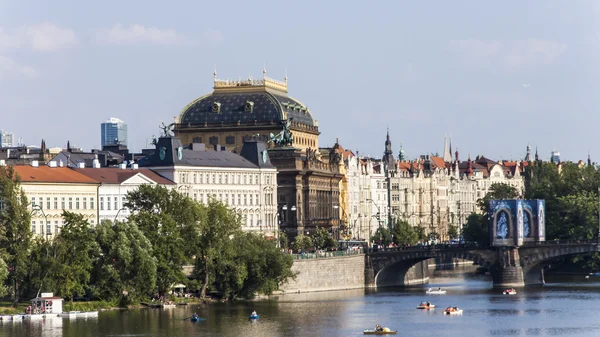 Prague, République tchèque, le 10 juillet 2010. Vue de la rive de la rivière Vltava — Photo