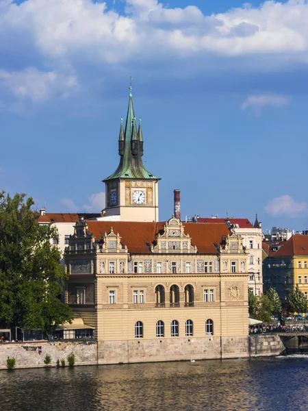 Prague, Çek Cumhuriyeti, 10 Temmuz 2010. nehir banka vltava görünümünü — Stok fotoğraf