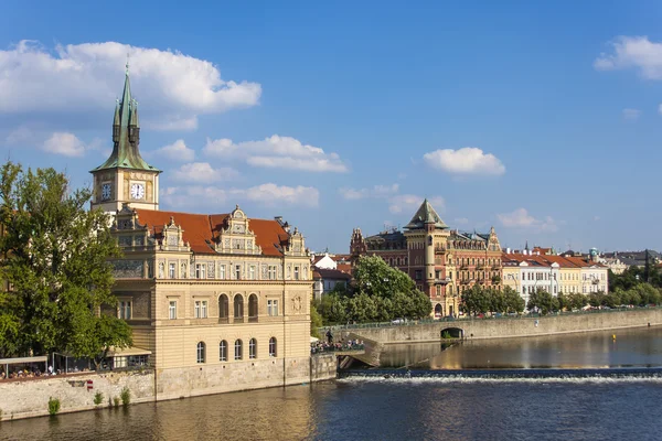 Praga, Repubblica Ceca, il 10 luglio 2010. Veduta della riva del fiume Moldava — Foto Stock