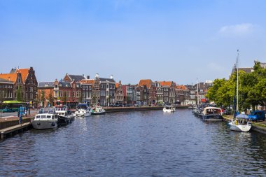 Haarlem, Hollanda-11 Temmuz 2014 tarihinde. kanal kıyısında eski binalar ile tipik kentsel görünümü.