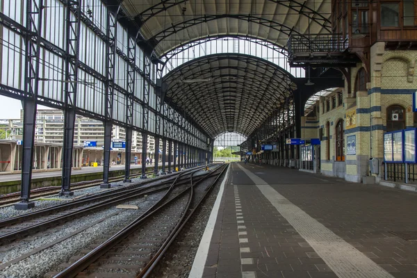 Haarlem, Nizozemsko, na 11 července 2014. železniční stanice — Stock fotografie