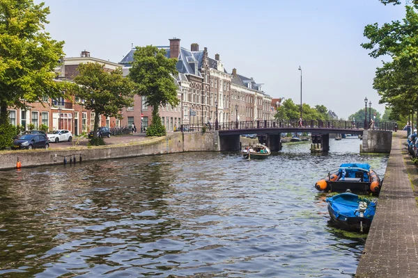 Haarlem, Nederländerna, den 11 juli 2014. en typisk urban vy med gamla byggnader på packa ihop av kanalen — Stockfoto