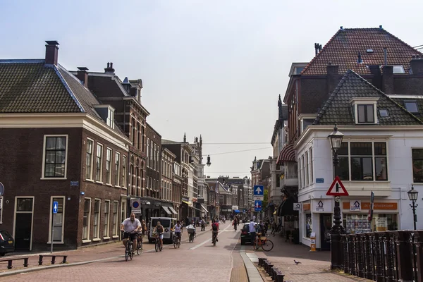 Haarlem, Paesi Bassi, l '11 luglio 2014. Una tipica vista urbana con — Foto Stock