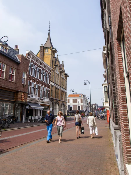 Haarlem, Países Bajos, 11 de julio de 2014. Una vista urbana típica — Foto de Stock