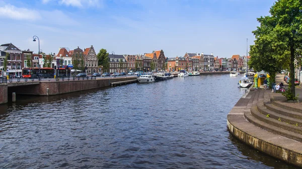 Haarlem, Nederländerna, den 11 juli 2014. typiska urban Visa med gamla byggnader på packa ihop av kanalen. — Stockfoto