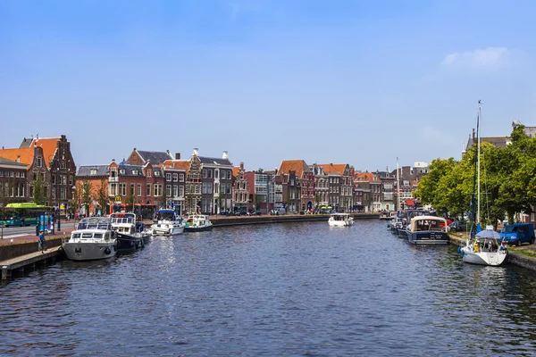 Haarlem, Nederländerna, den 11 juli 2014. typiska urban Visa med gamla byggnader på packa ihop av kanalen. — Stockfoto