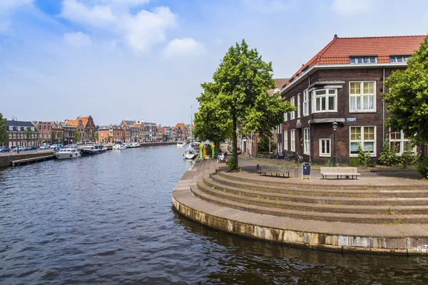 Haarlem, Nizozemsko, na 11 července 2014. typický městský pohled se starými budovami na břehu kanálu. — Stock fotografie