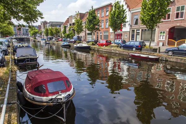 Haarlem, Países Bajos, 11 de julio de 2014. Típica vista urbana con edificios antiguos a orillas del canal . — Foto de Stock