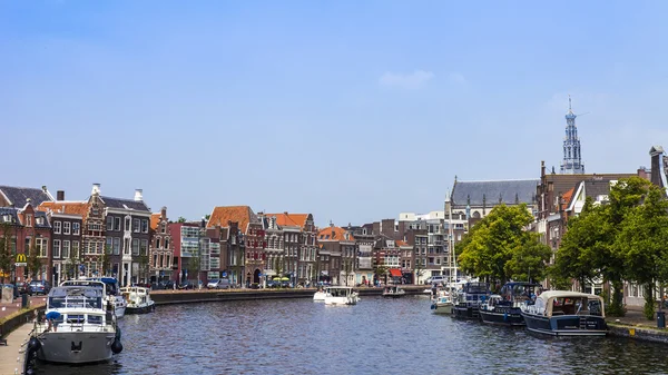 Haarlem, Paesi Bassi, l '11 luglio 2014. Tipica vista urbana con vecchi edifici sulla riva del canale . — Foto Stock