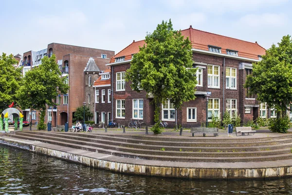 Haarlem, Nederländerna, den 11 juli 2014. en typisk urban vy med — Stockfoto