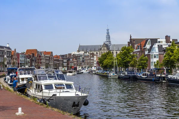 Haarlem, Paesi Bassi, l '11 luglio 2014. Una tipica vista urbana con — Foto Stock