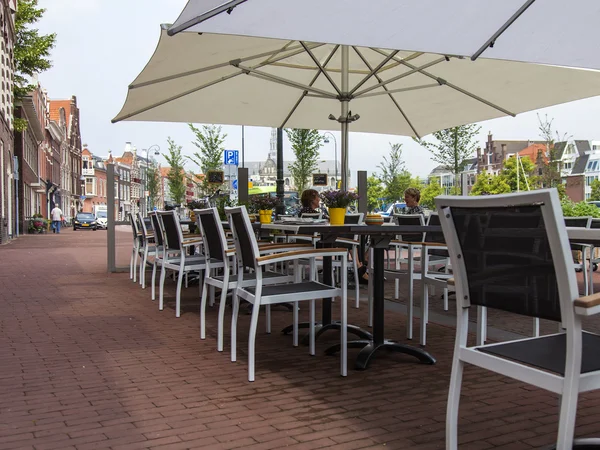 Haarlem, Países Bajos, 11 de julio de 2014. Café de verano en la calle de la ciudad — Foto de Stock