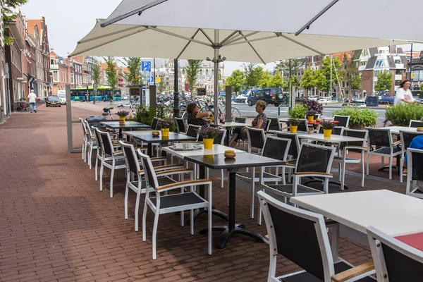 Haarlem, Hollanda-11 Temmuz 2014 tarihinde. Yaz Cafe şehrin cadde üzerinde