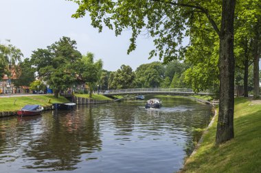 Haarlem, Hollanda-11 Temmuz 2014 tarihinde. kanal kıyısında eski binalar ile tipik kentsel görünümü