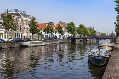 Haarlem, Hollanda-11 Temmuz 2014 tarihinde. kanal kıyısında eski binalar ile tipik kentsel görünümü