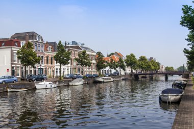 Haarlem, Hollanda-11 Temmuz 2014 tarihinde. kanal kıyısında eski binalar ile tipik kentsel görünümü
