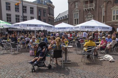 Haarlem, Hollanda-11 Temmuz 2014 tarihinde. Yaz Cafe şehrin cadde üzerinde