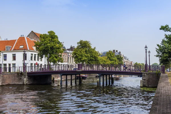 Haarlem, Nederländerna, den 11 juli 2014. typiska urban Visa med gamla byggnader på packa ihop av kanalen — Stockfoto